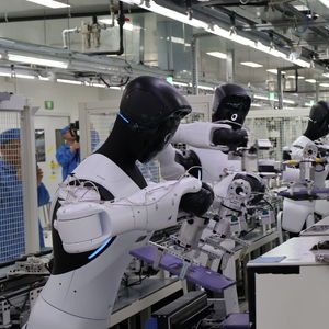 速度不及人工 成本高于機(jī)械臂，3C代工廠為何重押人形機(jī)器人